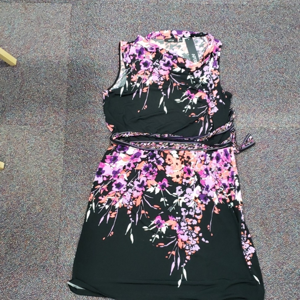 Sleeveless Knee-length dress